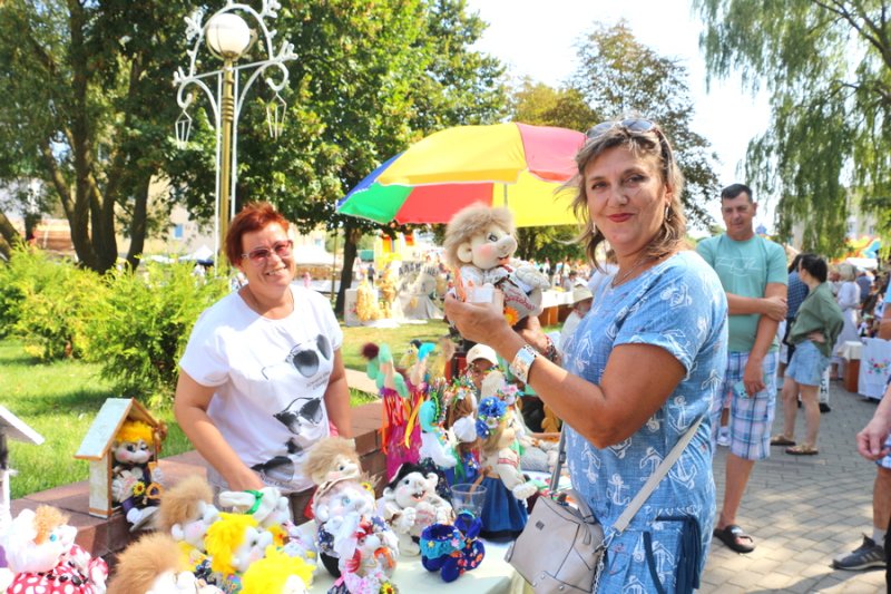 Творчество безгранично Ярмарка ремесел в Зельве открывает новые таланты